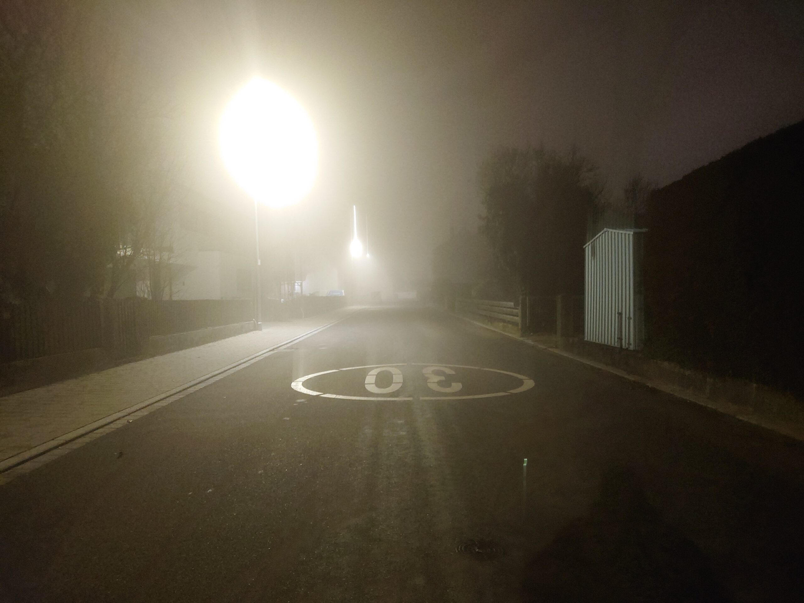 Illertissen bei Nacht und Nebel | Moodpic für den Garagenflohmarkt Illertissen in der Halloween Edition 2026